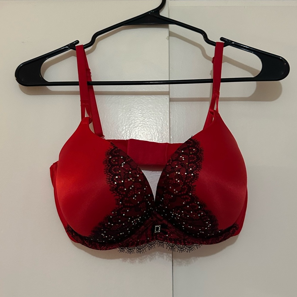 Victoria’s Secret Miraculous Plunge Bra 34D